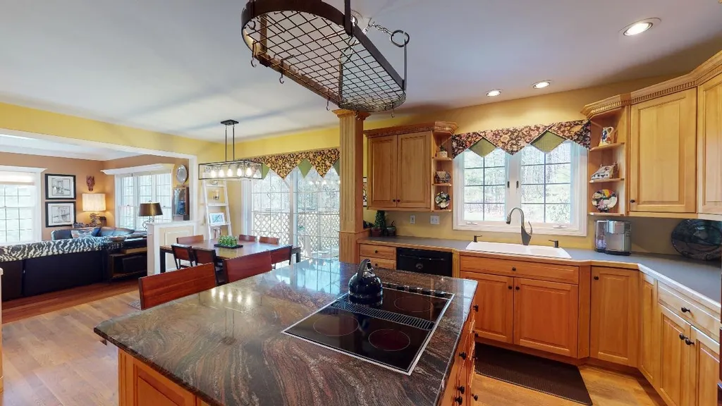 10 Lancaster Lane Bedford NH 03110