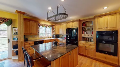 10 Lancaster Lane Bedford NH 03110