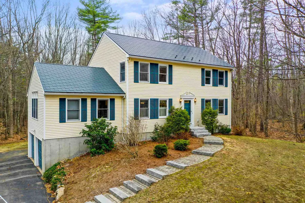 15 Honeysuckle Lane Goffstown NH 03045