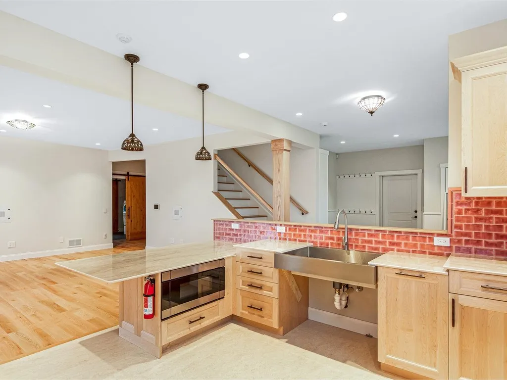 225 Midland Avenue South Burlington VT 05403-7118