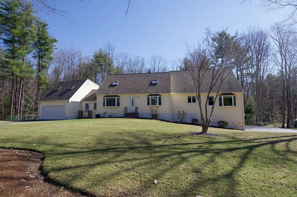 8 Hunt Pond Road Sandown NH 03873