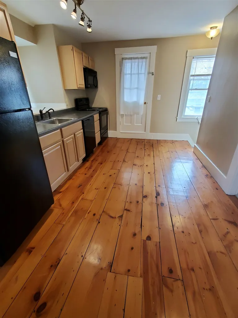 122 W Hollis Street Nashua NH 03060