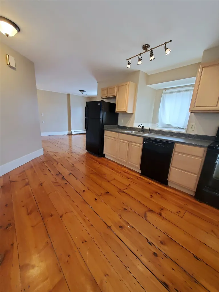 122 W Hollis Street Nashua NH 03060