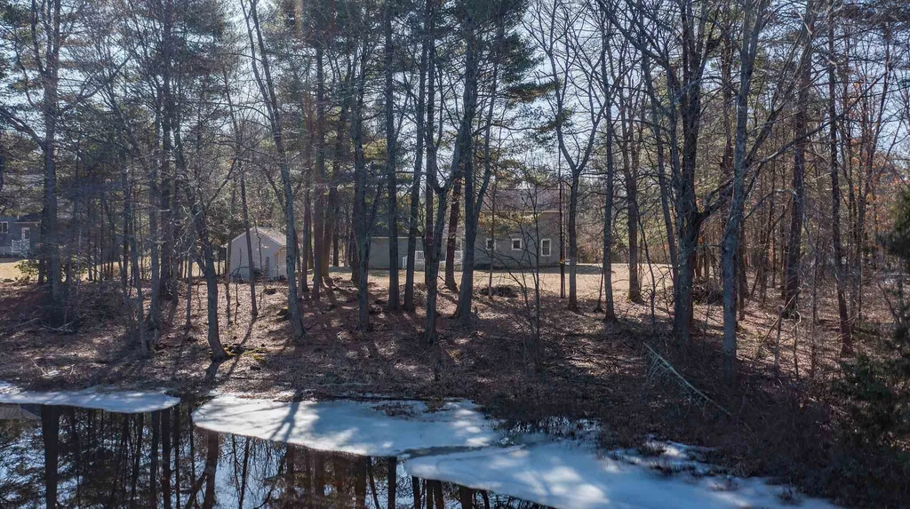 29 Chase Brook Circle Litchfield NH 03052