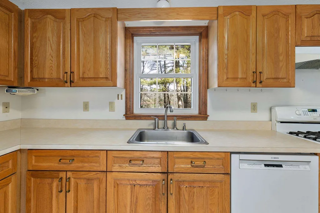 29 Chase Brook Circle Litchfield NH 03052