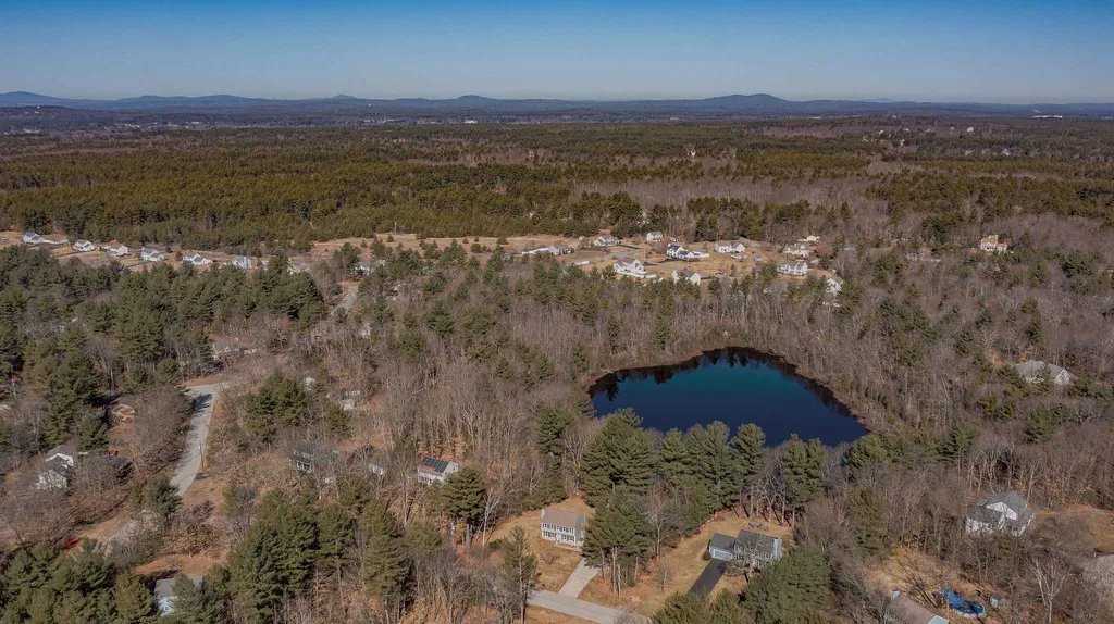 29 Chase Brook Circle Litchfield NH 03052
