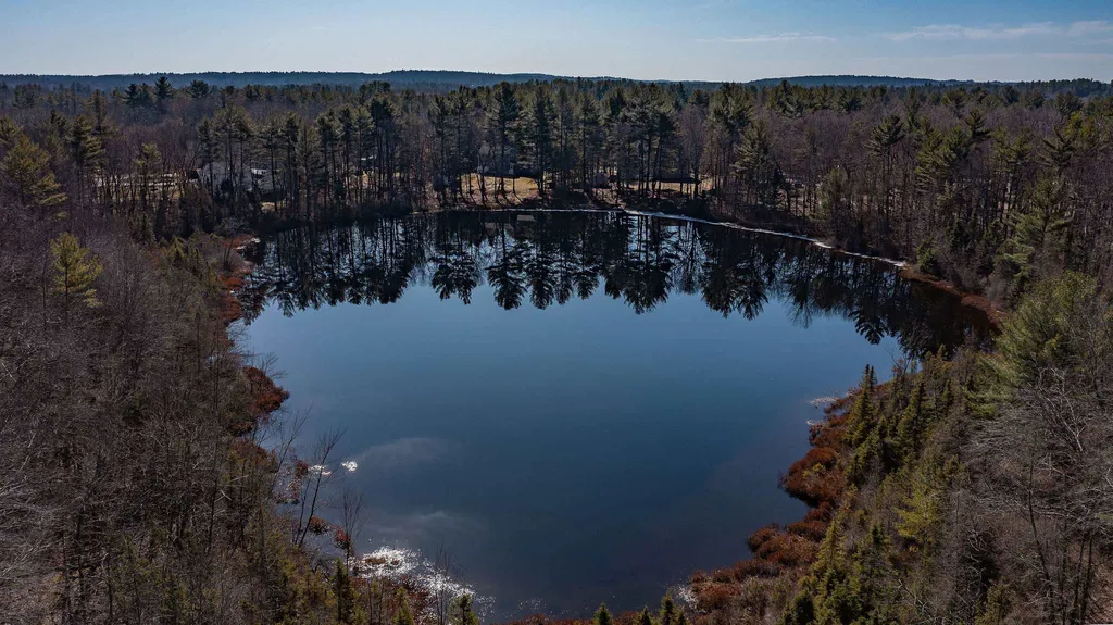 29 Chase Brook Circle Litchfield NH 03052