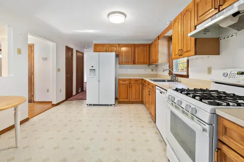 29 Chase Brook Circle Litchfield NH 03052