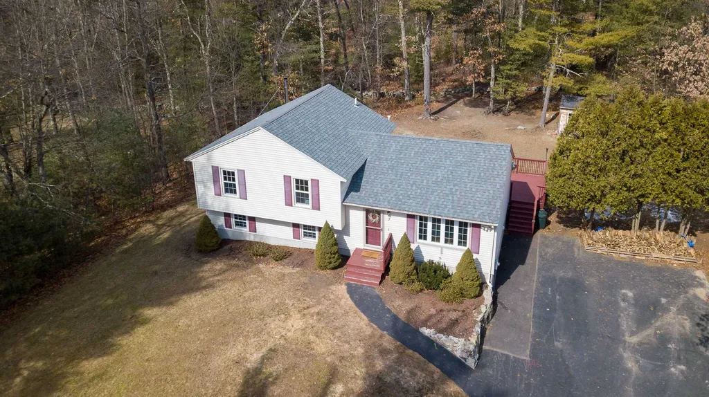9 Kinnal Avenue Pelham NH 03076