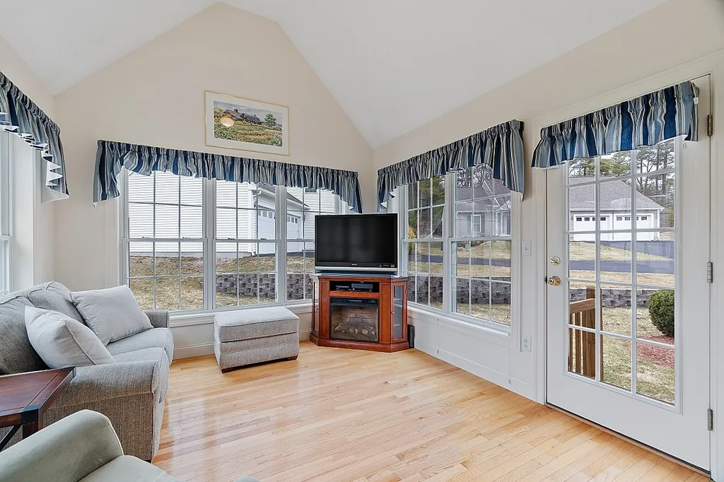 22 Dixon Drive Litchfield NH 03052