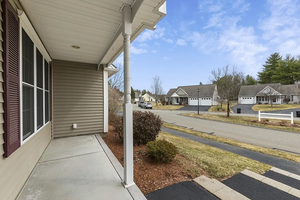22 Dixon Drive Litchfield NH 03052