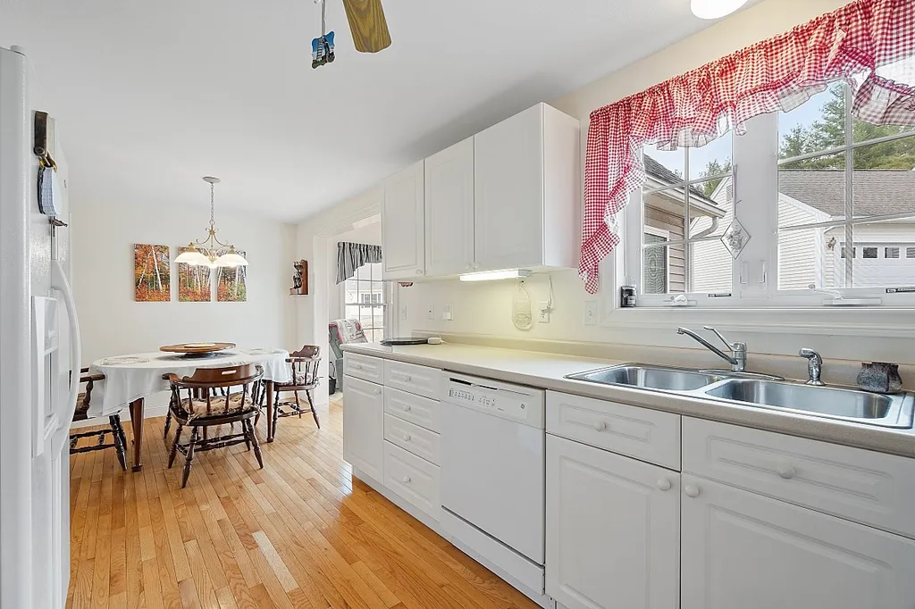 22 Dixon Drive Litchfield NH 03052