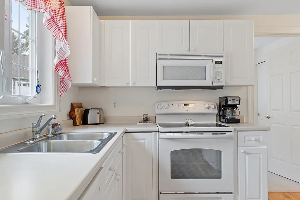 22 Dixon Drive Litchfield NH 03052