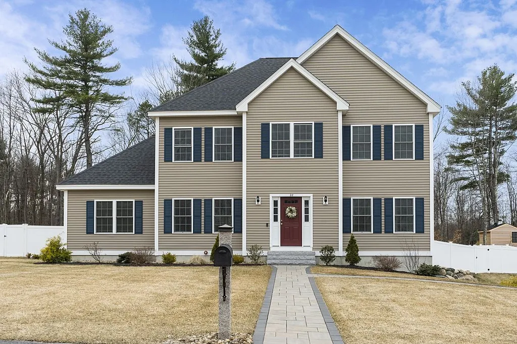 28 Squire Drive Pelham NH 03076