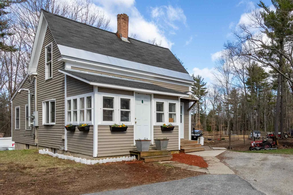 9 Heath Street Newton NH 03858