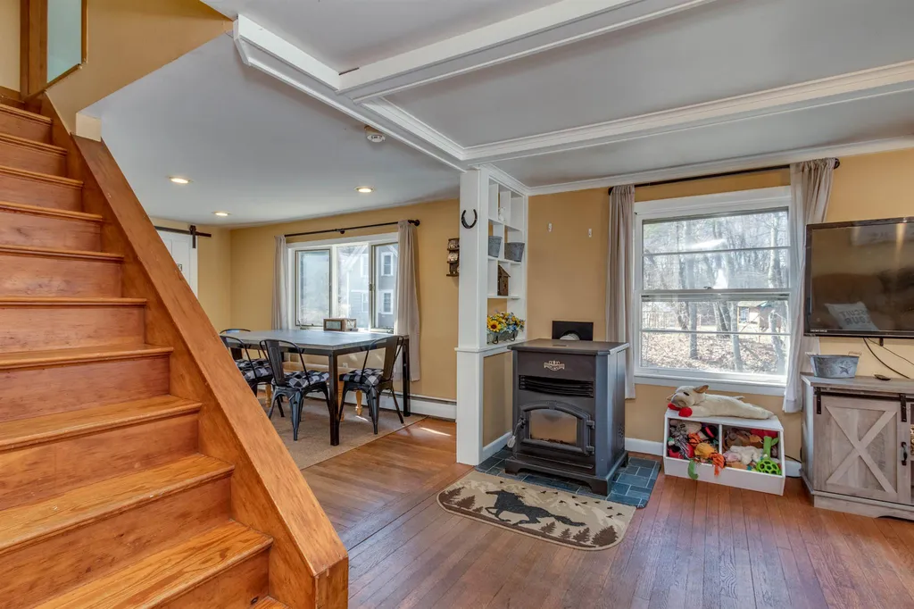 9 Heath Street Newton NH 03858