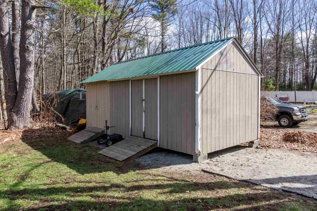 9 Heath Street Newton NH 03858