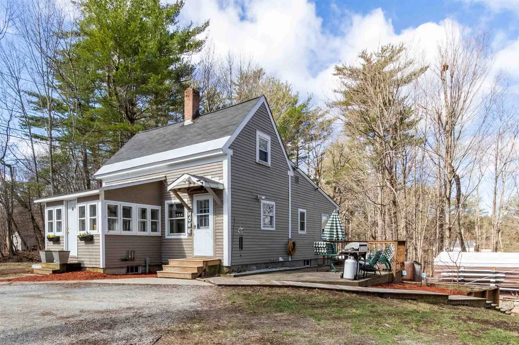 9 Heath Street Newton NH 03858
