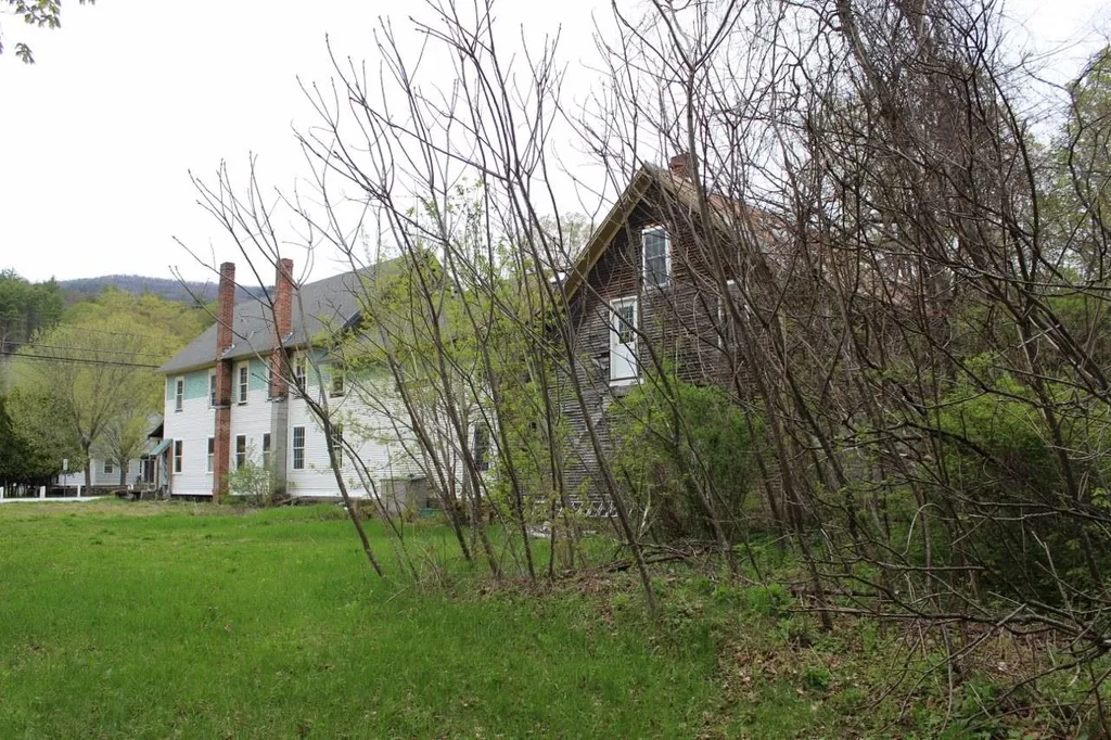 2069 Vt Route 106 Weathersfield VT 05151