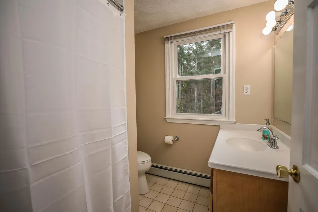21 Tokanel Drive Londonderry NH 03053