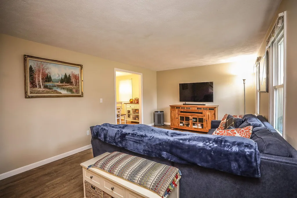 21 Tokanel Drive Londonderry NH 03053