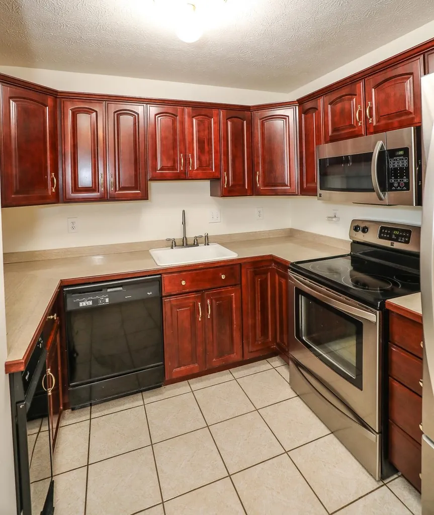 16 Mountain Laurels Drive Nashua NH 03062