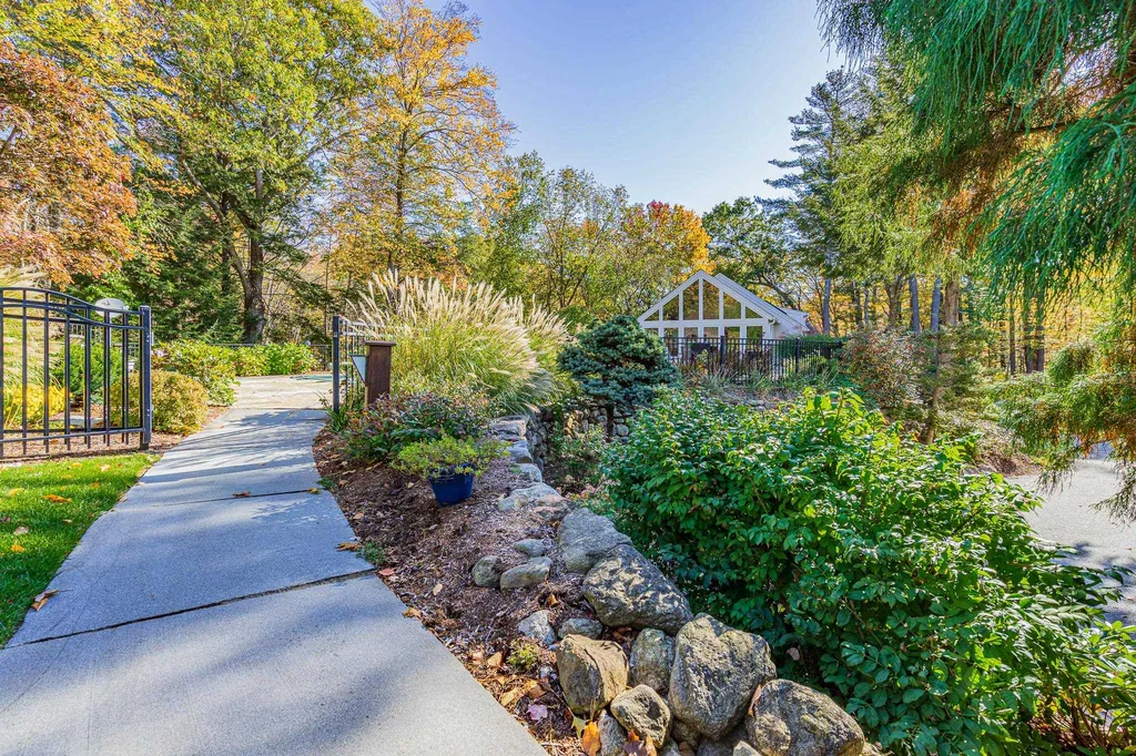 84 Meetinghouse Road Bedford NH 03110