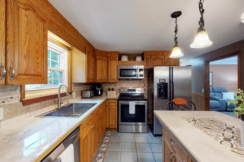 8 Mountain View Drive Hudson NH 03051