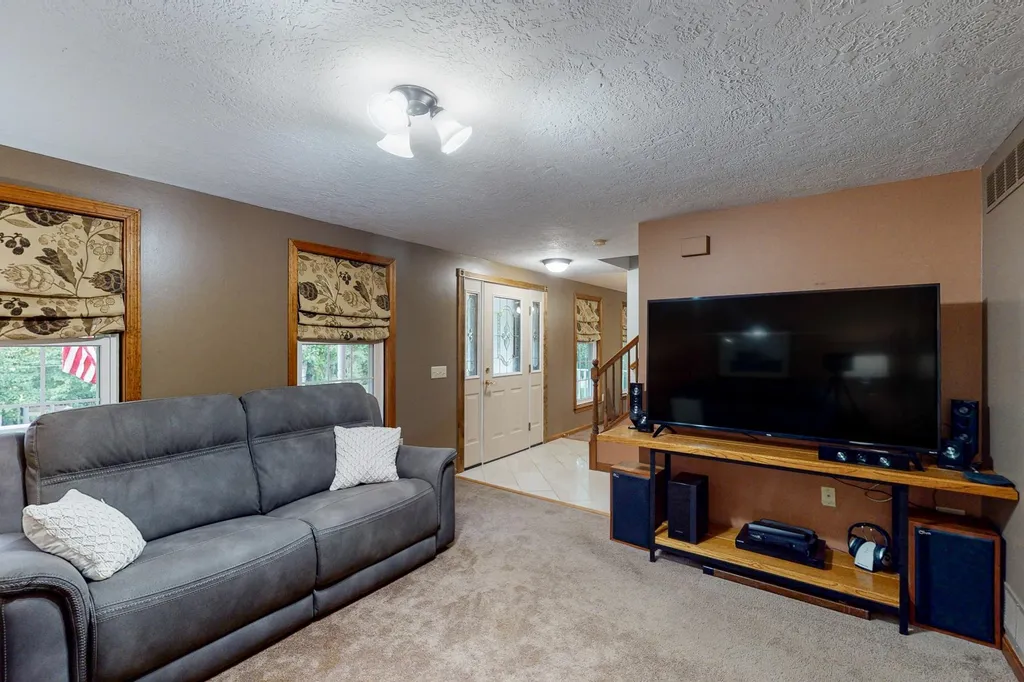 8 Mountain View Drive Hudson NH 03051