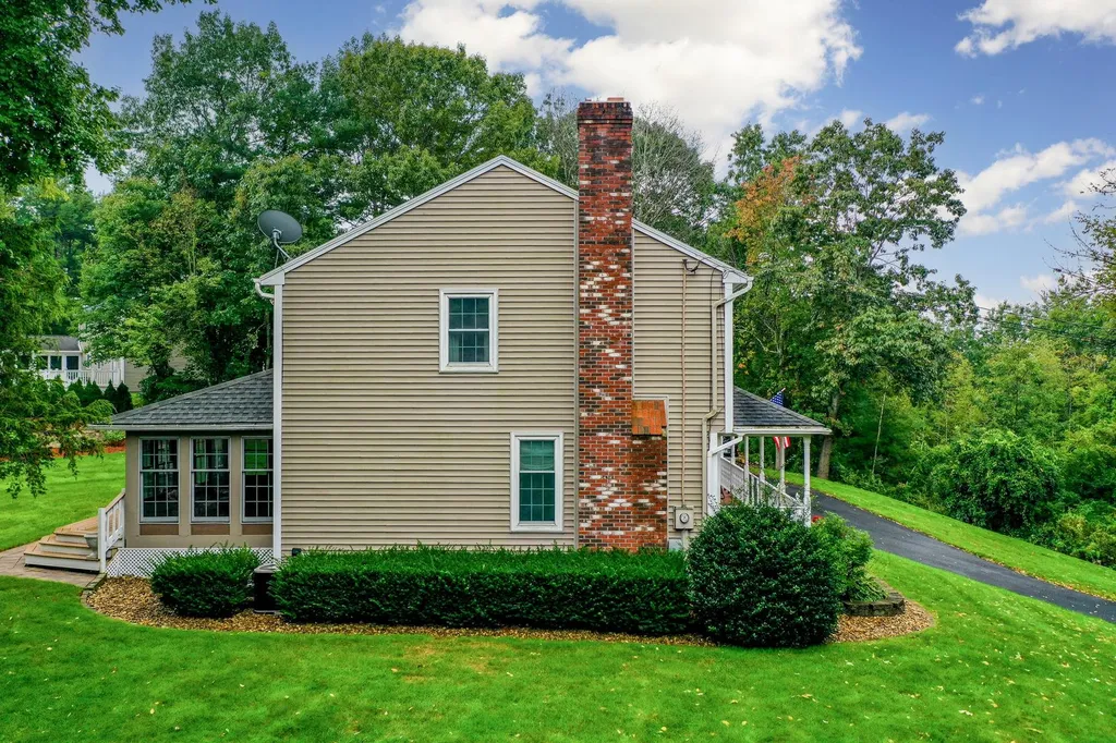 8 Mountain View Drive Hudson NH 03051
