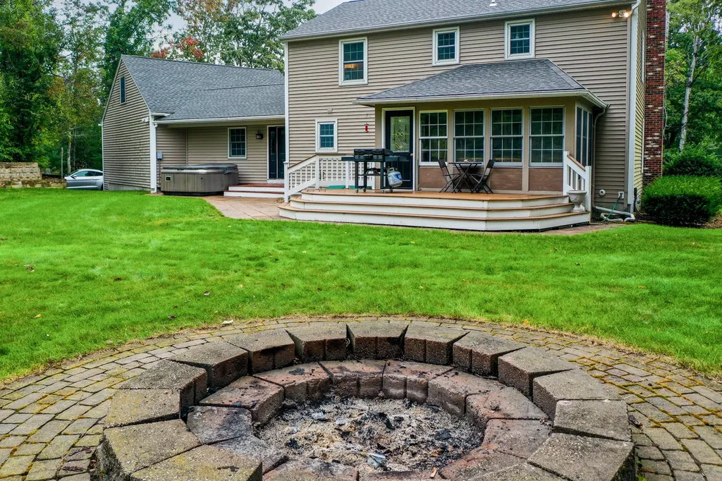 8 Mountain View Drive Hudson NH 03051