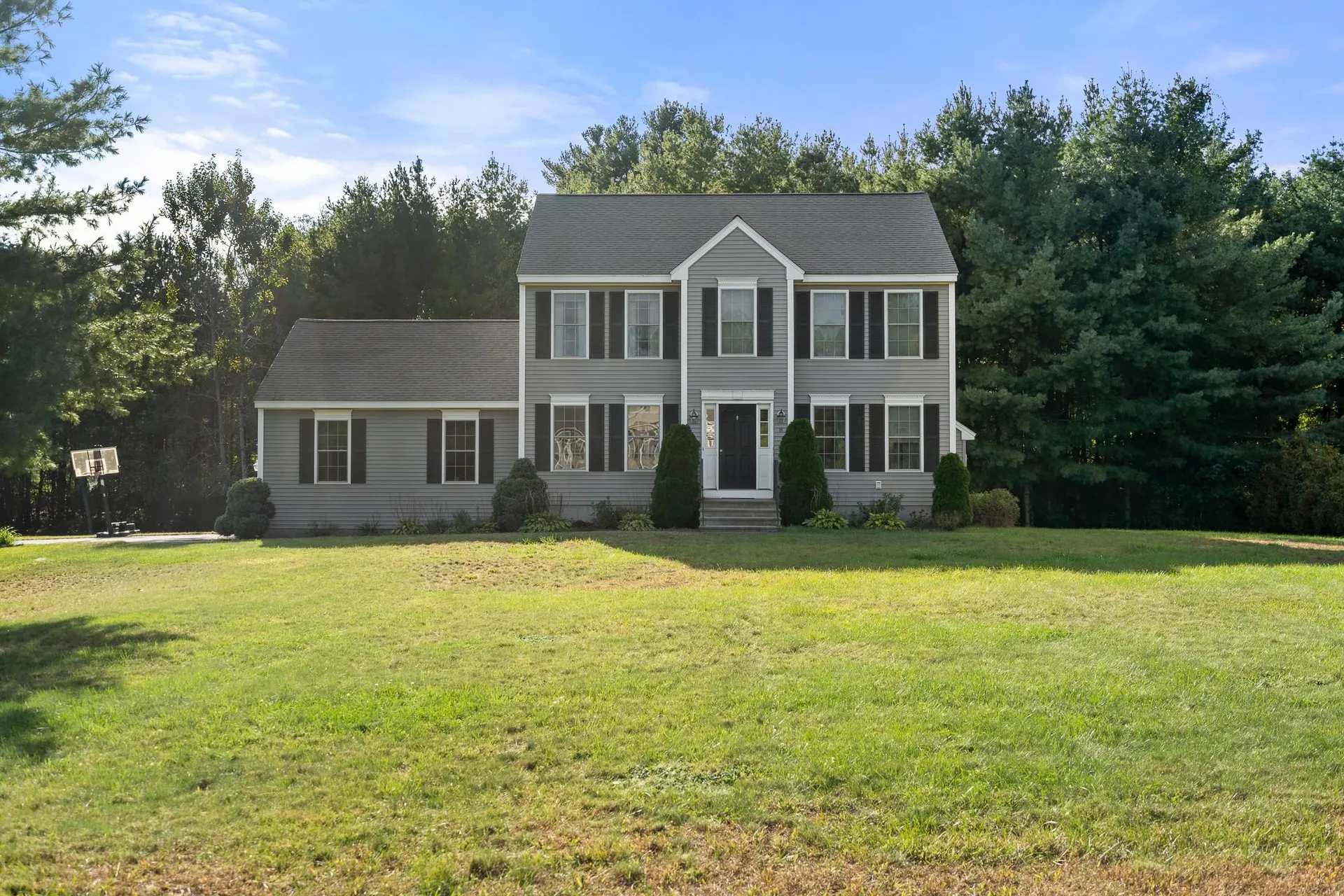 8 Berlang Road Londonderry NH 03053