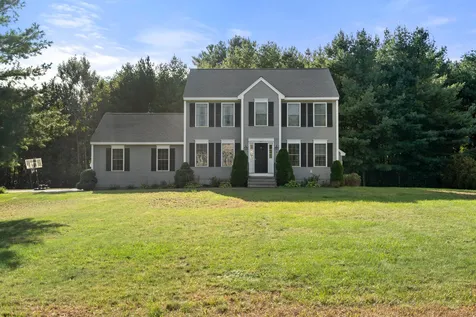8 Berlang Road Londonderry NH 03053