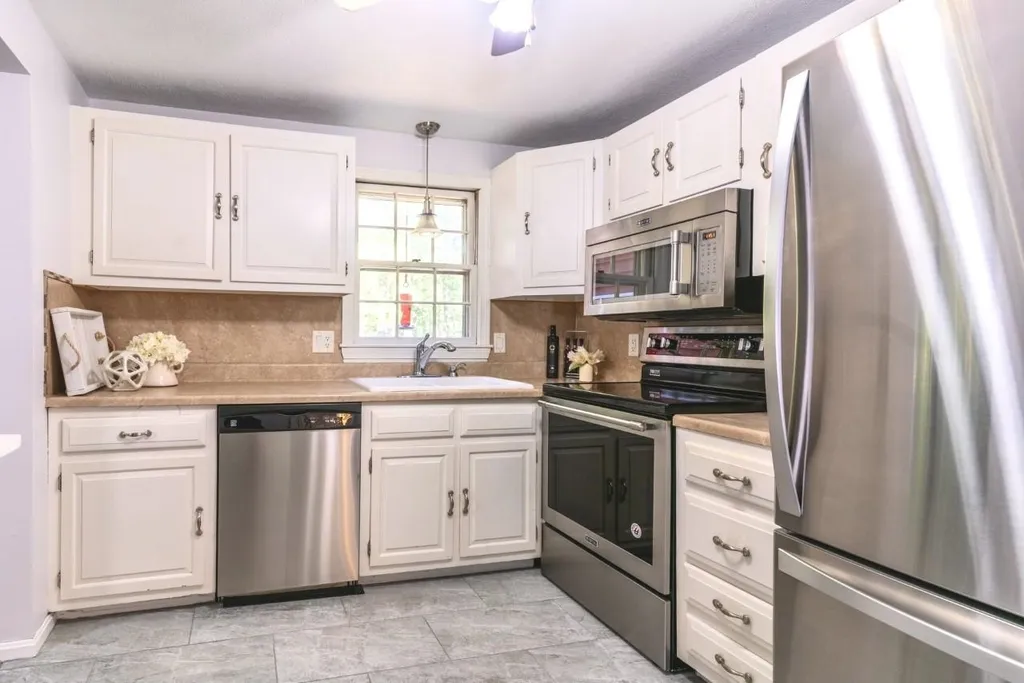 14 Acropolis Avenue Londonderry NH 03053