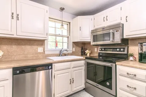 14 Acropolis Avenue Londonderry NH 03053