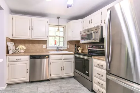 14 Acropolis Avenue Londonderry NH 03053