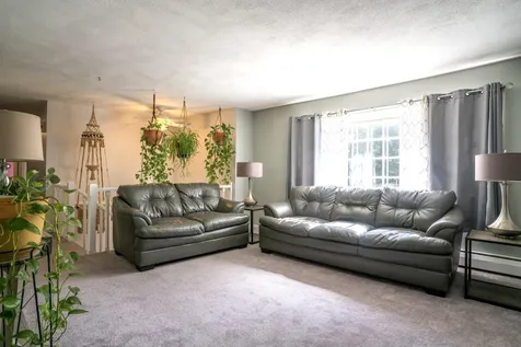 14 Acropolis Avenue Londonderry NH 03053