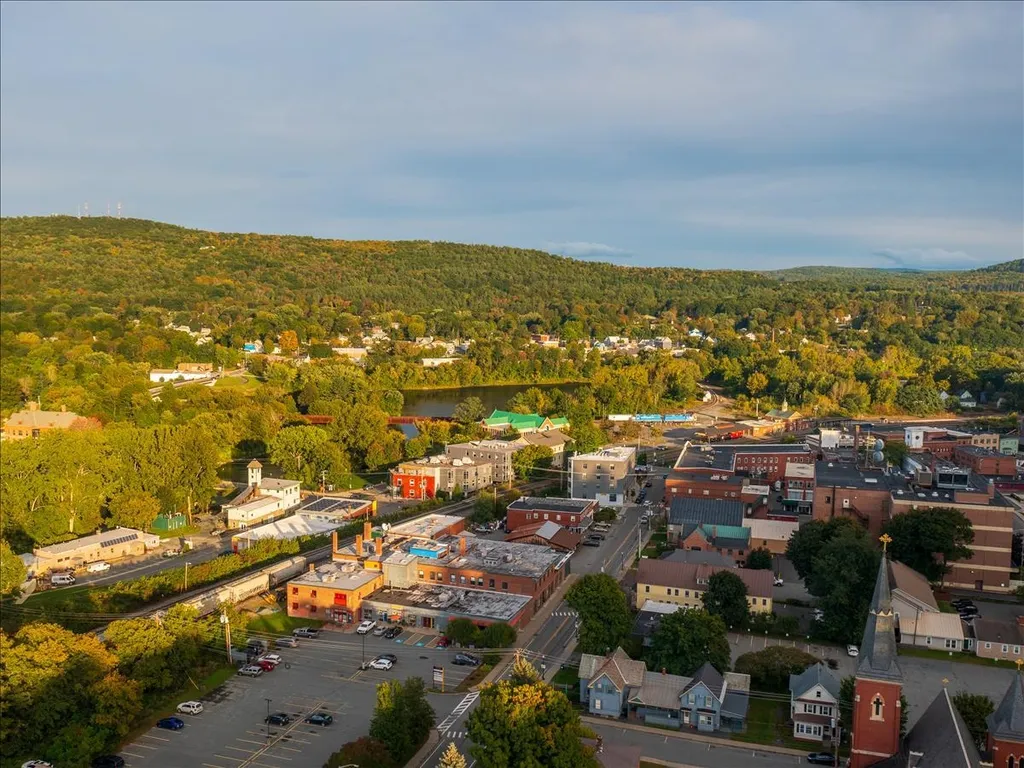 15 Railroad Row Road Hartford VT 05001