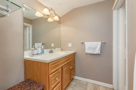 13 Henry Drive Hudson NH 03051