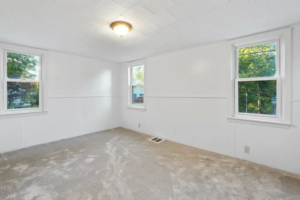 17 Henry Taylor Street Salem NH 03079