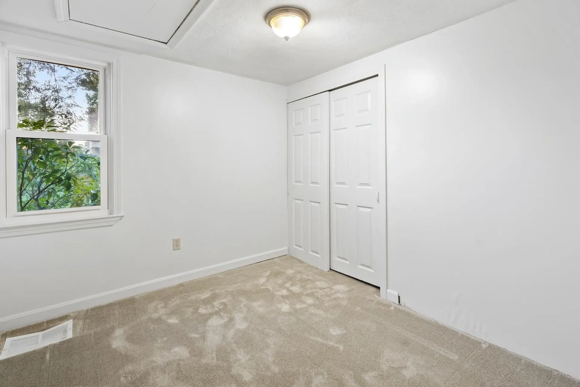 17 Henry Taylor Street Salem NH 03079