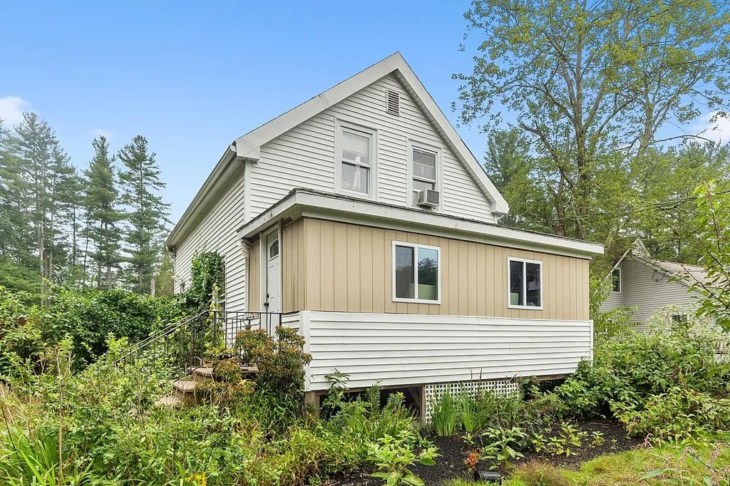 167 S. Main Street Newton NH 03858