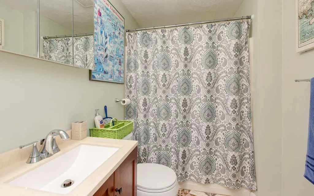 4 Roedean Drive Nashua NH 03063