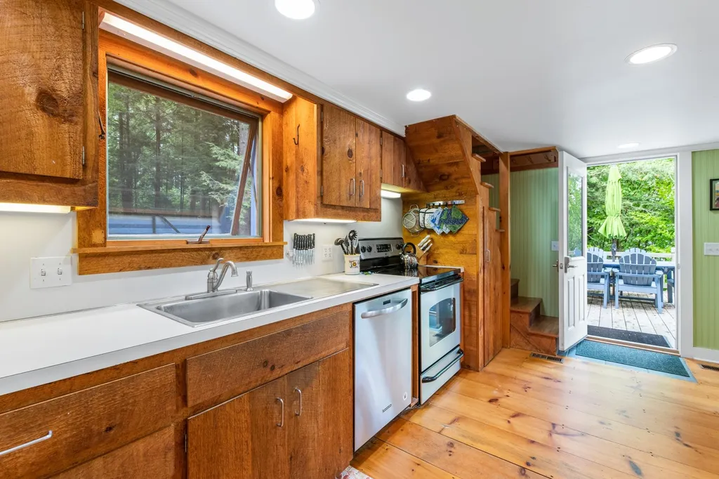 31 Lakewood Manor Road Newbury NH 03255