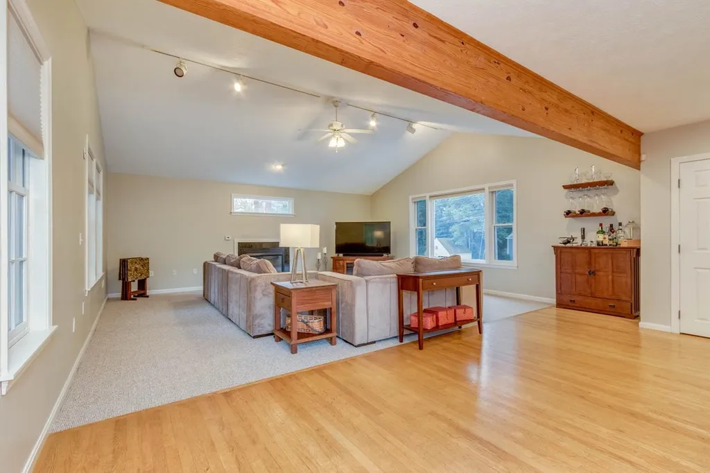 17 Hyacinth Drive Nashua NH 03062