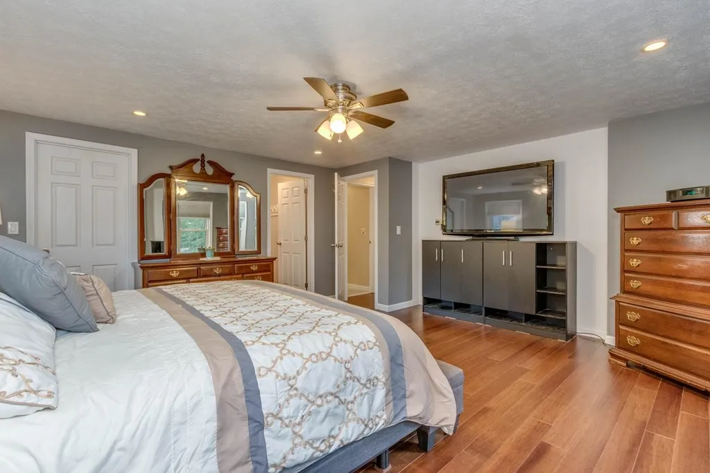 17 Hyacinth Drive Nashua NH 03062