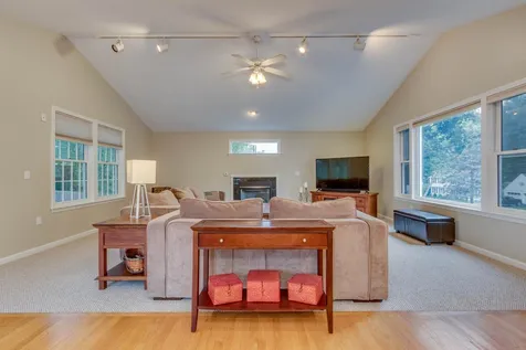 17 Hyacinth Drive Nashua NH 03062