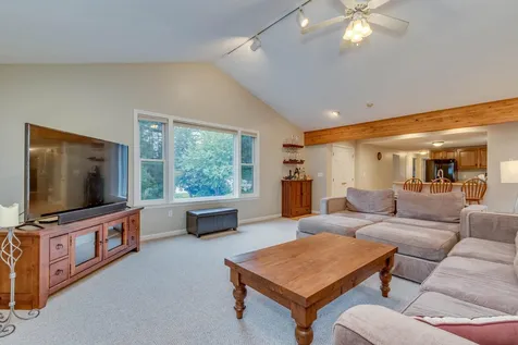 17 Hyacinth Drive Nashua NH 03062