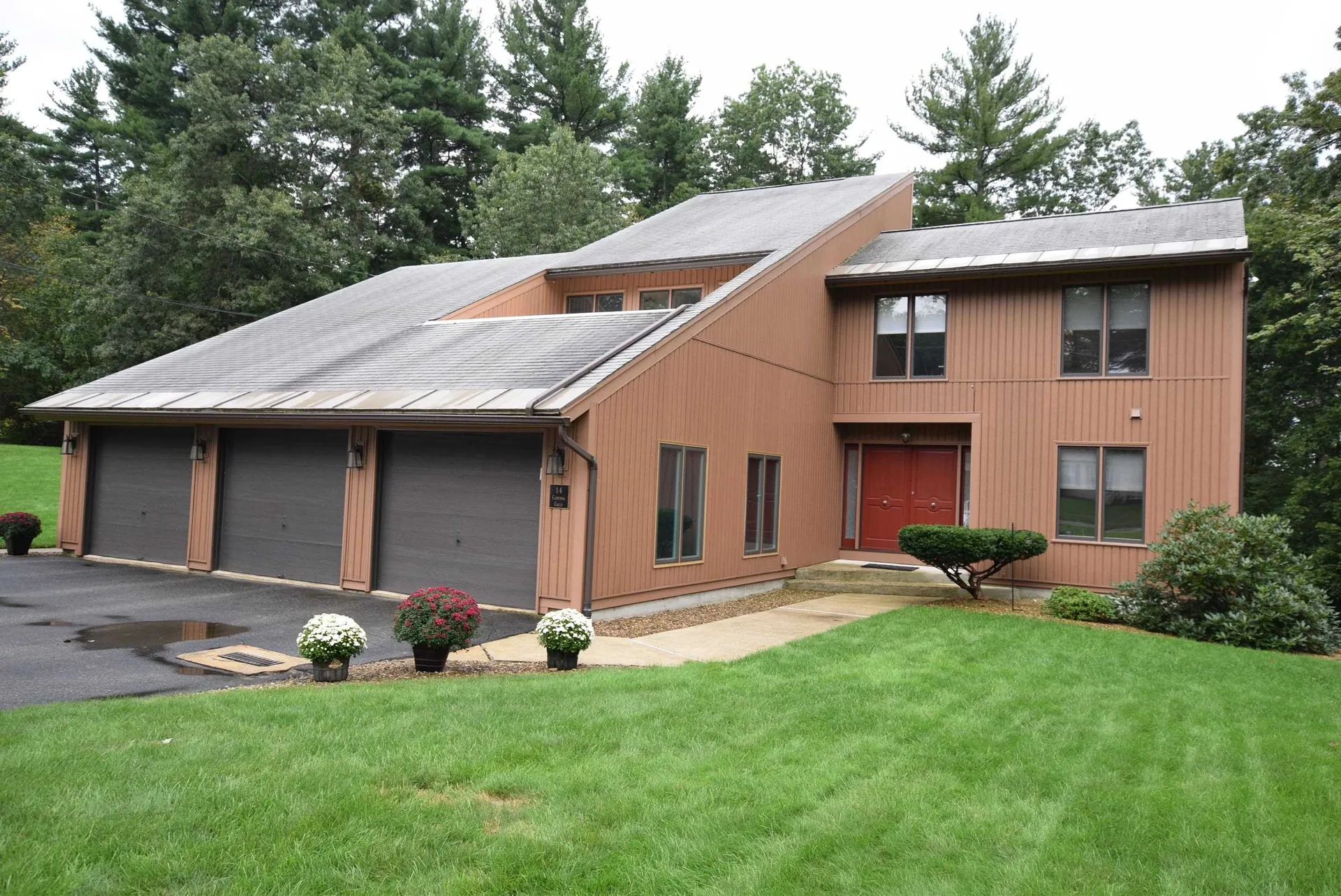 14 Cathedral Circle Nashua NH 03063