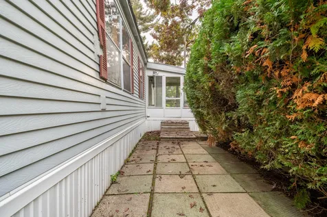 22 Oak Grove Trail Nashua NH 03062